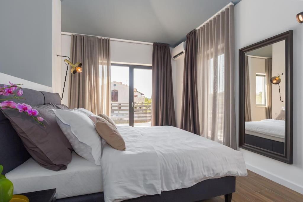 Marcante - Designer, Romantic Pool View Suite 포레치 외부 사진